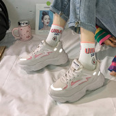 Aktuális női tornacipő durva talppal, fényvisszaverő elemekkel