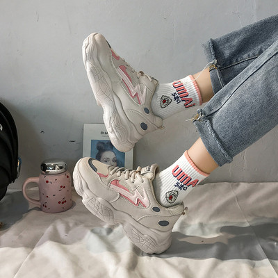 Aktuális női tornacipő durva talppal, fényvisszaverő elemekkel