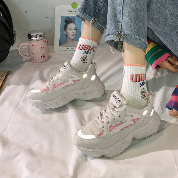 Aktuális női tornacipő durva talppal, fényvisszaverő elemekkel