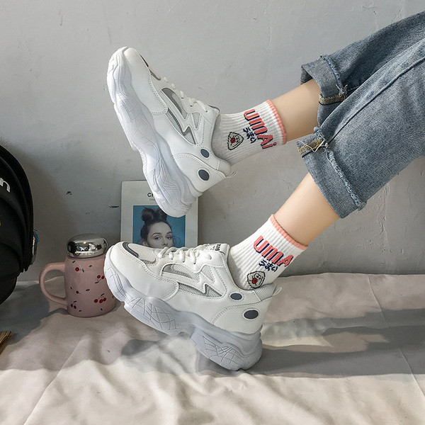 Aktuális női tornacipő durva talppal, fényvisszaverő elemekkel