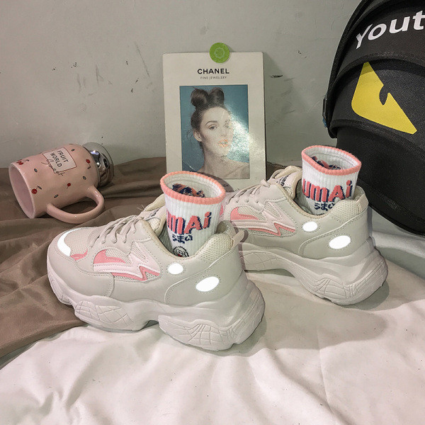 Aktuális női tornacipő durva talppal, fényvisszaverő elemekkel