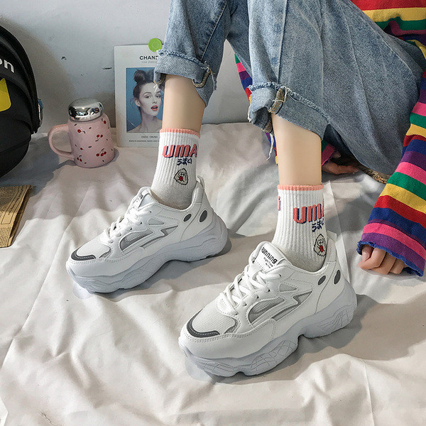 Aktuális női tornacipő durva talppal, fényvisszaverő elemekkel