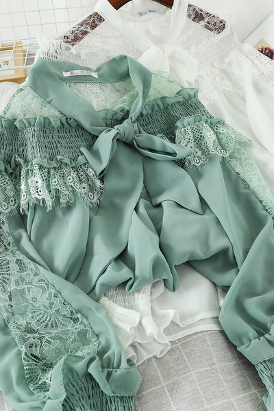 Stílusos női ing csipkével és hosszú ujjal