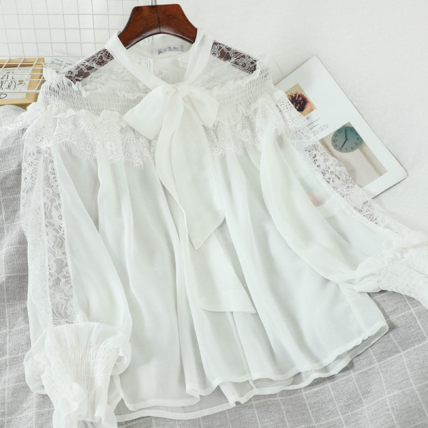 Stílusos női ing csipkével és hosszú ujjal