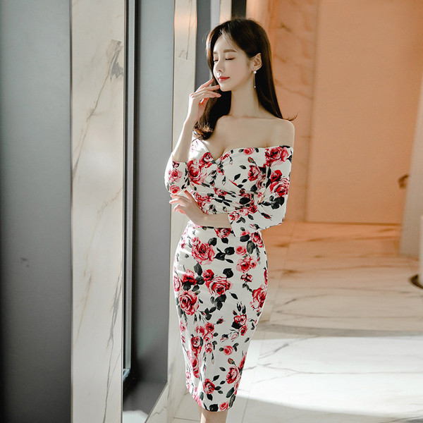 Stílusos női rövid ruha ejtett ujjakkal, virágmintával