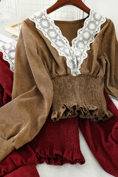 Aktuális női blúz csipkével és V-nyakkal