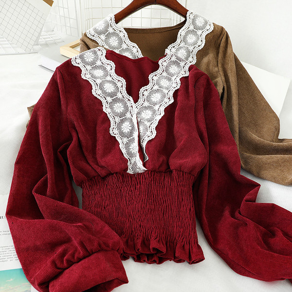 Aktuális női blúz csipkével és V-nyakkal