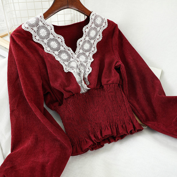 Aktuális női blúz csipkével és V-nyakkal