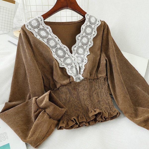 Aktuális női blúz csipkével és V-nyakkal