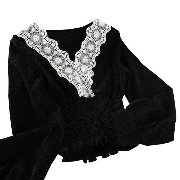 Aktuális női blúz csipkével és V-nyakkal
