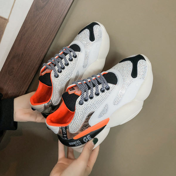 Új modell női sportcipők durva talppal és kövekkel