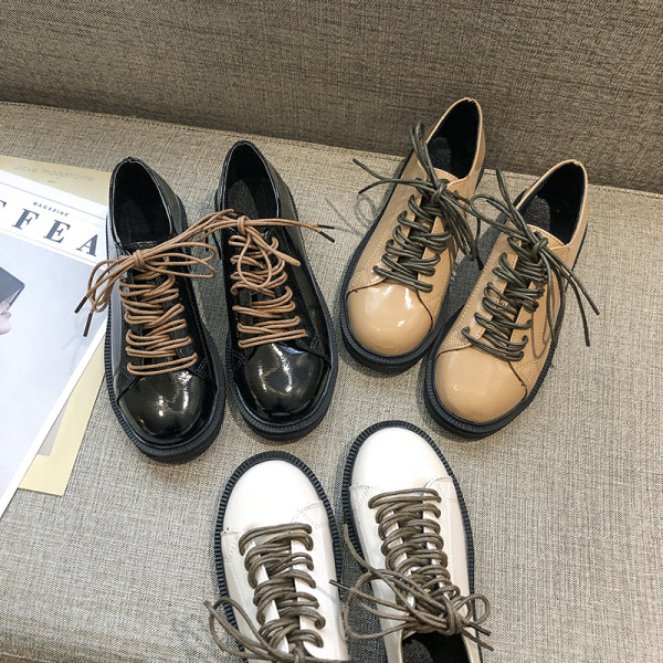 Női alkalmi cipő eko bőrből, lapos talppal, színes fűzőkkel