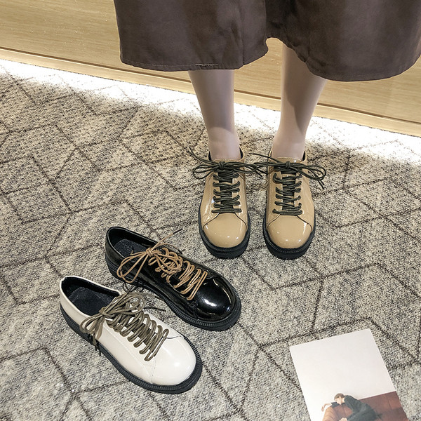 Női alkalmi cipő eko bőrből, lapos talppal, színes fűzőkkel