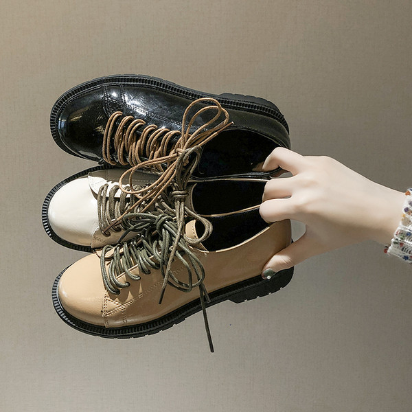 Női alkalmi cipő eko bőrből, lapos talppal, színes fűzőkkel