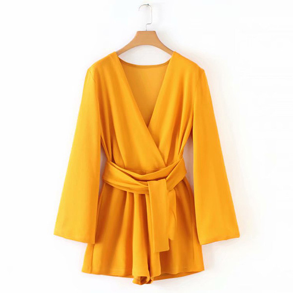 Modern rövid jumpsuit V-nyakú és derékkötővel