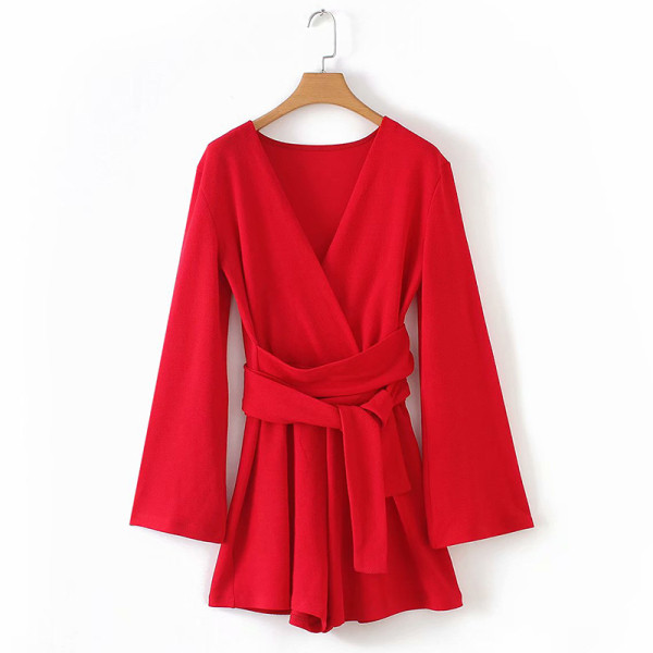 Modern rövid jumpsuit V-nyakú és derékkötővel