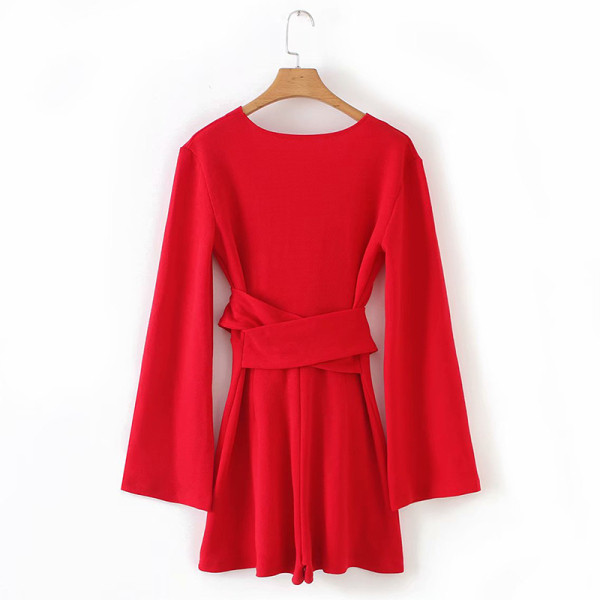 Modern rövid jumpsuit V-nyakú és derékkötővel