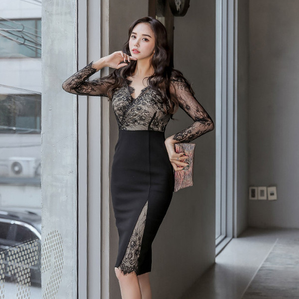 Elegáns női rövid fekete ruha hasítékkal és csipkével