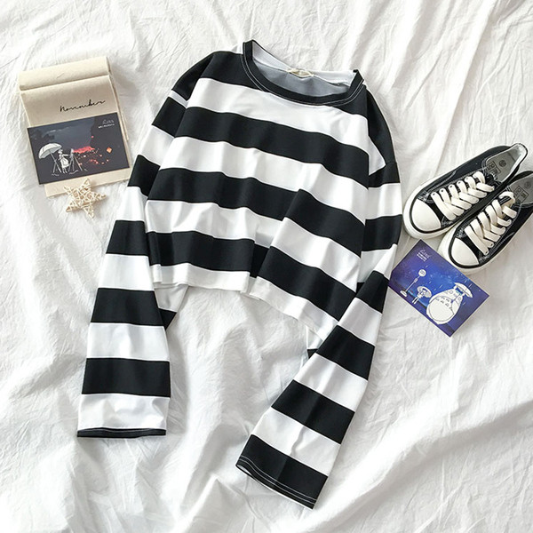 Csíkos női blúz hosszú ujjal, kerek nyakkivágással