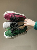 Fényes hatású, lapos talpú modern női tornacipő