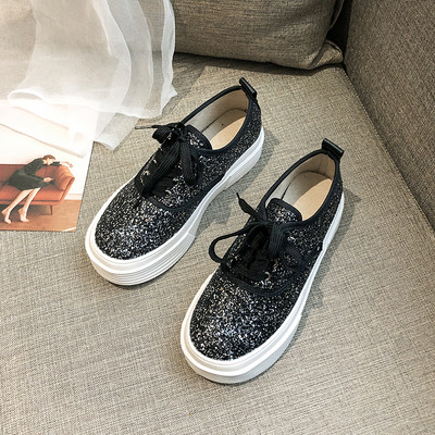 Fényes hatású, lapos talpú modern női tornacipő