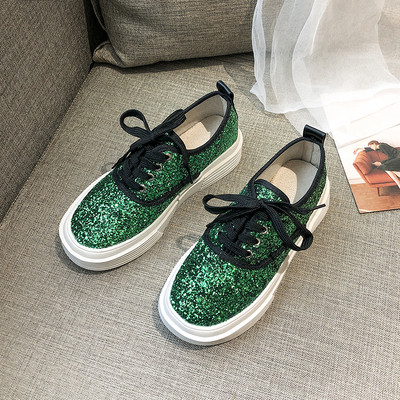 Fényes hatású, lapos talpú modern női tornacipő