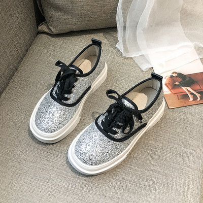 Fényes hatású, lapos talpú modern női tornacipő