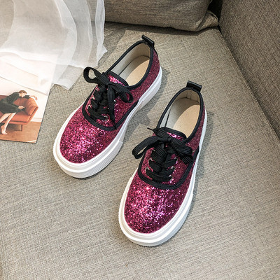 Fényes hatású, lapos talpú modern női tornacipő