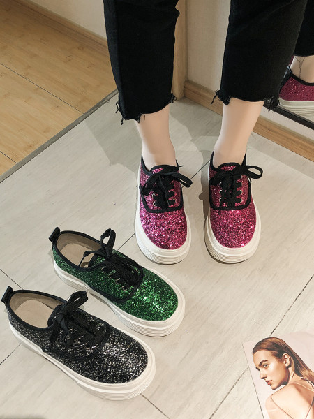 Fényes hatású, lapos talpú modern női tornacipő