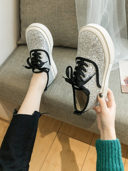 Fényes hatású, lapos talpú modern női tornacipő