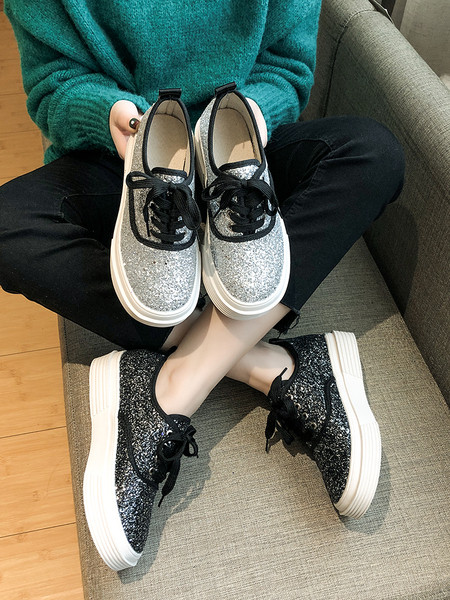 Fényes hatású, lapos talpú modern női tornacipő