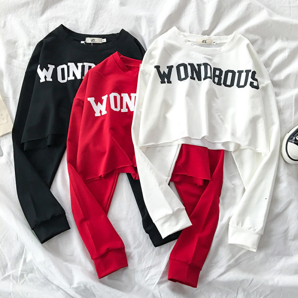 Rövid női blúz kerek nyakkivágással és felirattal