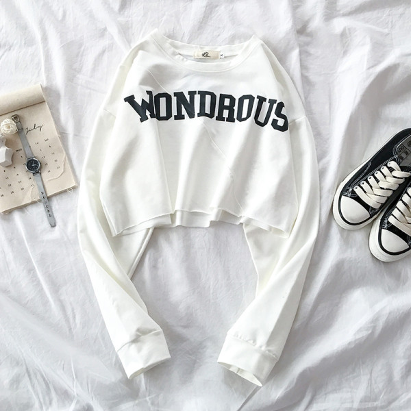 Rövid női blúz kerek nyakkivágással és felirattal