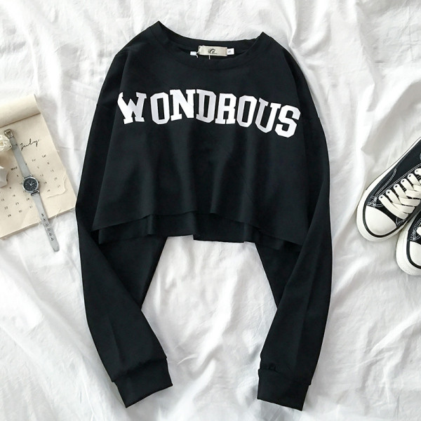 Rövid női blúz kerek nyakkivágással és felirattal