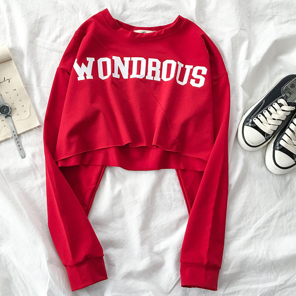 Rövid női blúz kerek nyakkivágással és felirattal