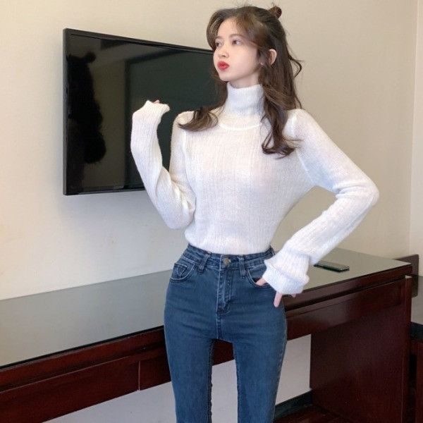 Női testhezálló pulóver pólógallérral és hosszú ujjal