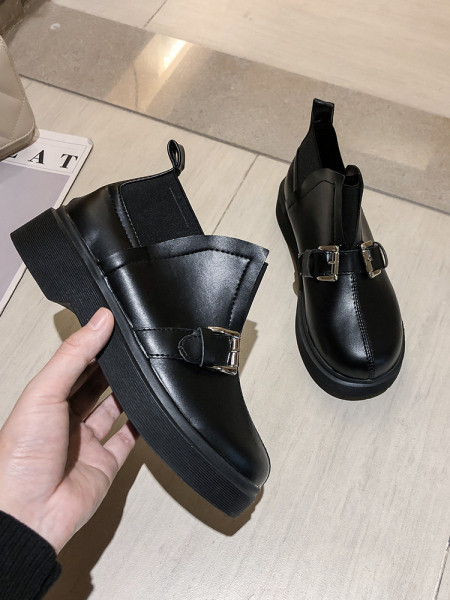 Műbőrből készült alkalmi női csizma lapos talppal, fém csatokkal