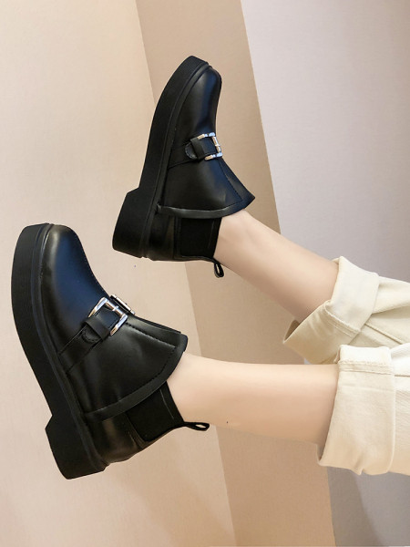 Műbőrből készült alkalmi női csizma lapos talppal, fém csatokkal