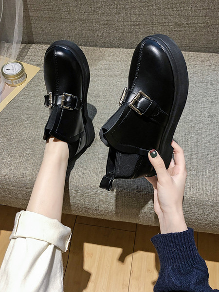 Műbőrből készült alkalmi női csizma lapos talppal, fém csatokkal