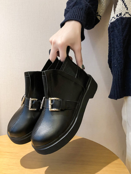 Műbőrből készült alkalmi női csizma lapos talppal, fém csatokkal