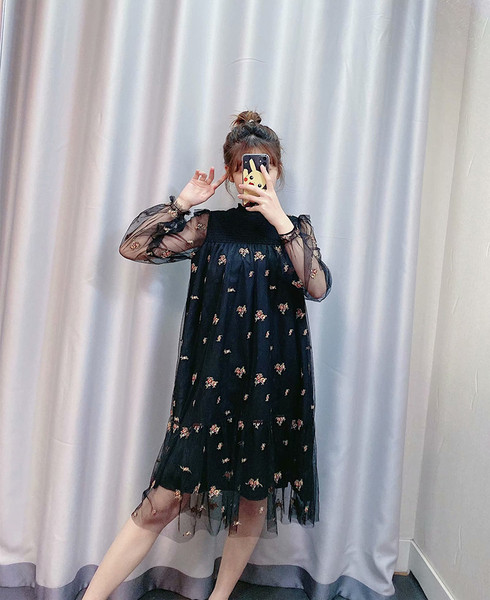 Új modell szabású ruha tüllből és hímzéssel