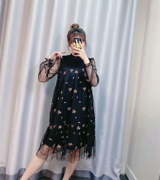 Új modell szabású ruha tüllből és hímzéssel