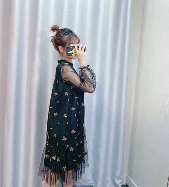 Új modell szabású ruha tüllből és hímzéssel