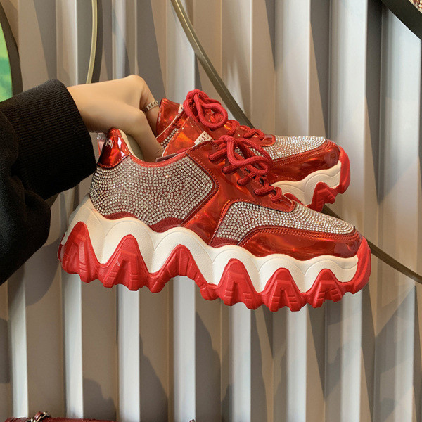 Modern női tornacipő új modellje magas talppal és kövekkel