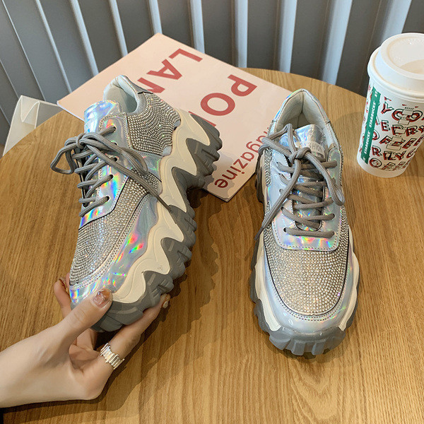 Modern női tornacipő új modellje magas talppal és kövekkel