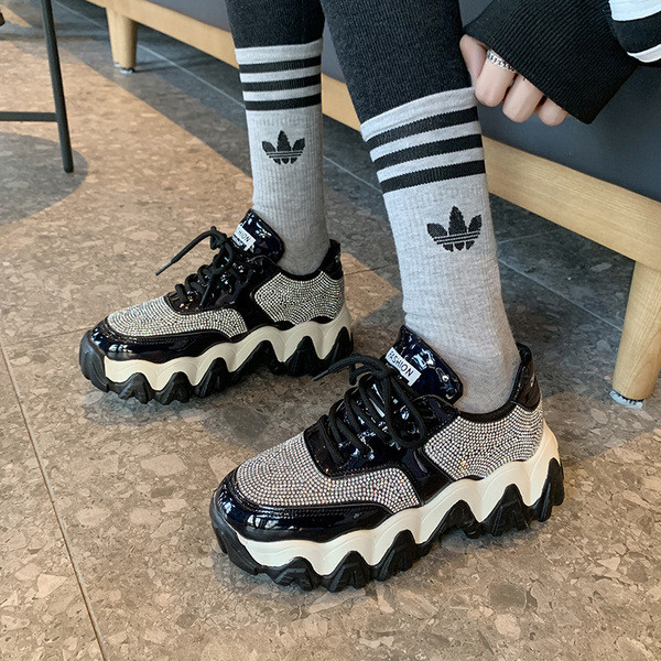 Modern női tornacipő új modellje magas talppal és kövekkel