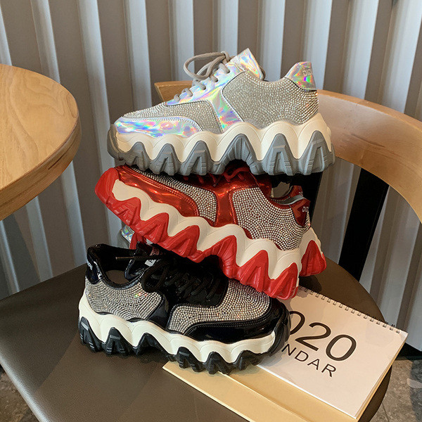 Modern női tornacipő új modellje magas talppal és kövekkel