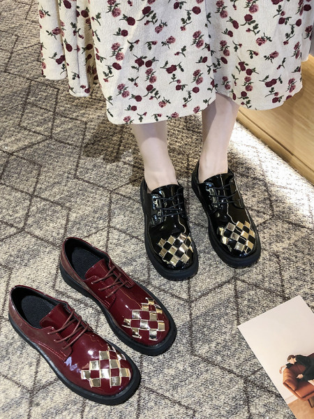 Eko bőrből készült alkalmi női cipő fűzővel, arany díszítéssel