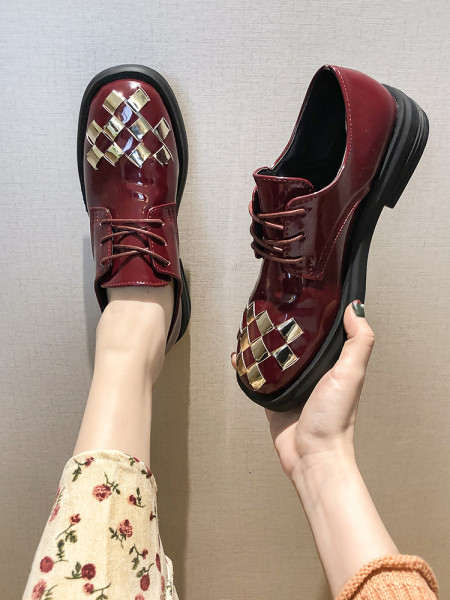 Eko bőrből készült alkalmi női cipő fűzővel, arany díszítéssel