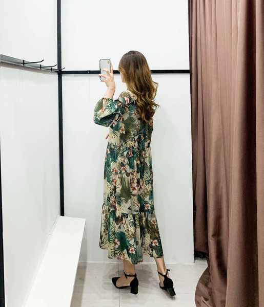 Modern, közepes hosszúságú ruha klasszikus galléros szabású modellel